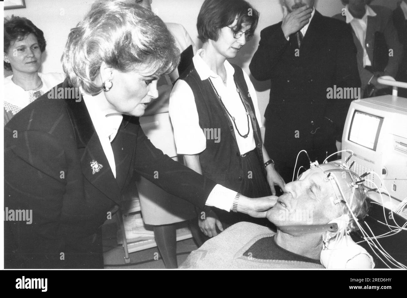 A check for 34,999.10 Marks for an EEG measuring device was presented to the neurological ward of St. Joseph's Hospital by Hannelore Kohl. Photo: MAZ/Bernd Gartenschläger, 23.09.1996 [automated translation] Stock Photo