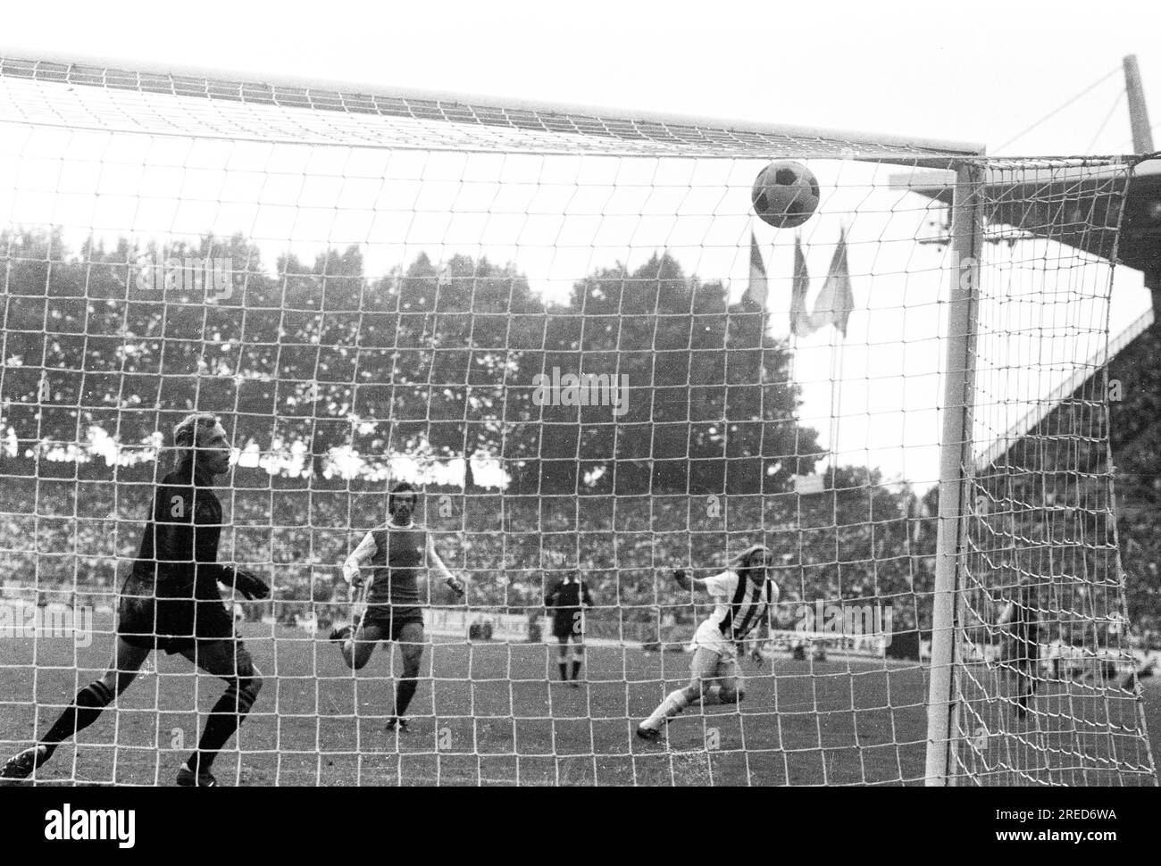 DFB Cup Final 1973: Borussia Mönchengladbach - 1. FC Köln 2:1 / Guenter Netzer scores the goal to make it 2:1 against goalkeeper Gerhard Welz [automated translation] Stock Photo