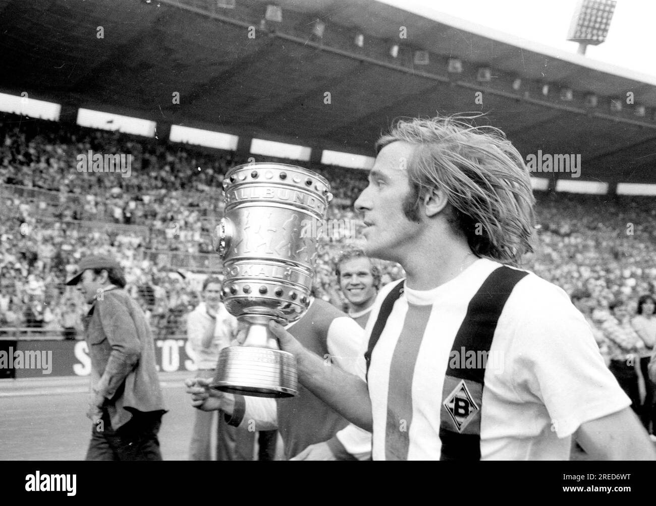 DFB Cup Final 1973: Borussia Mönchengladbach - 1. FC Köln 2:1 / Guenter Netzer (Borussia) with the DFB Cup on the lap of honor , behind Horst Sieloff (Borussia) [automated translation] Stock Photo
