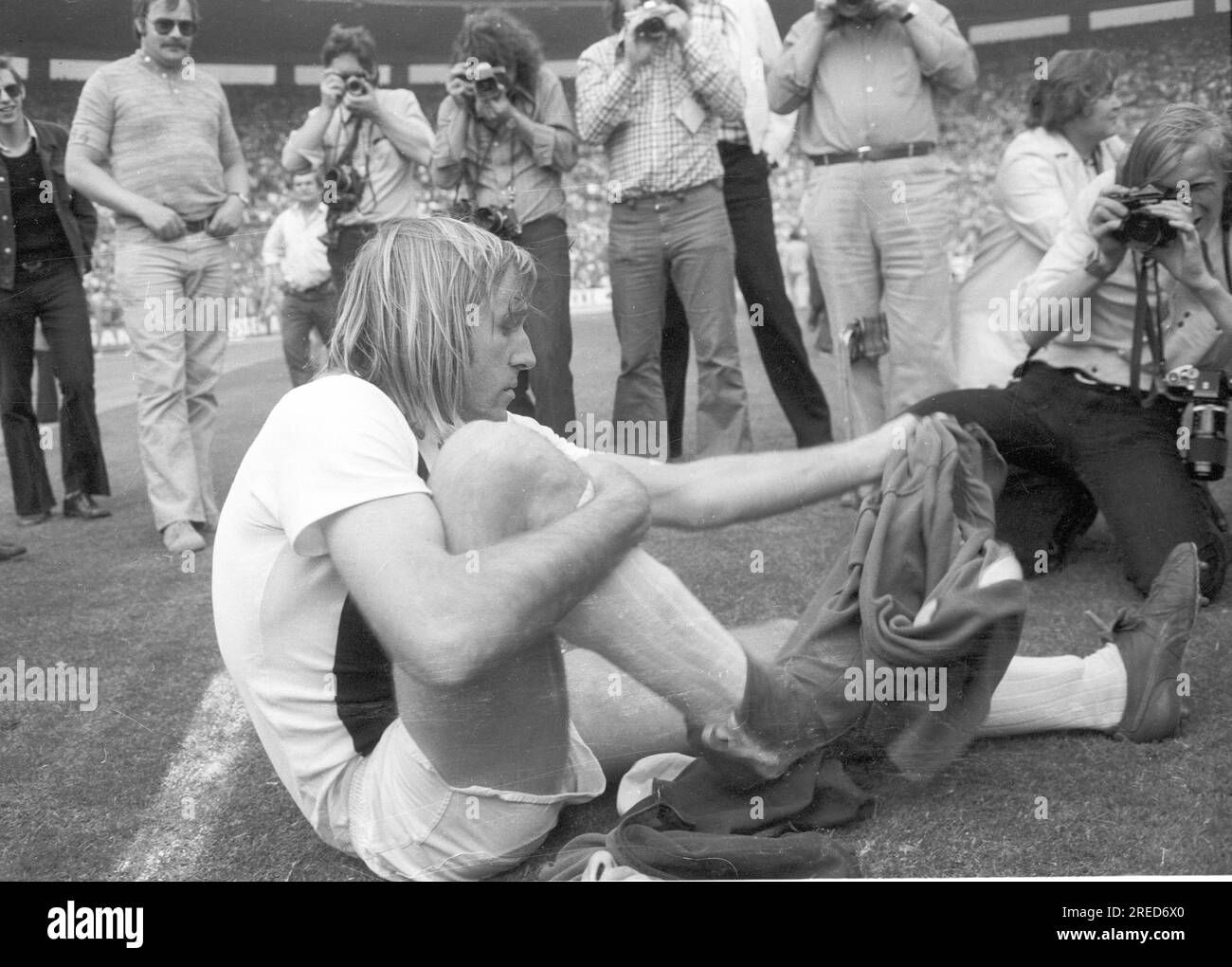 DFB Cup Final 1973: Borussia Mönchengladbach - 1. FC Köln 2:1 / Guenter Netzer changes clothes [automated translation] Stock Photo