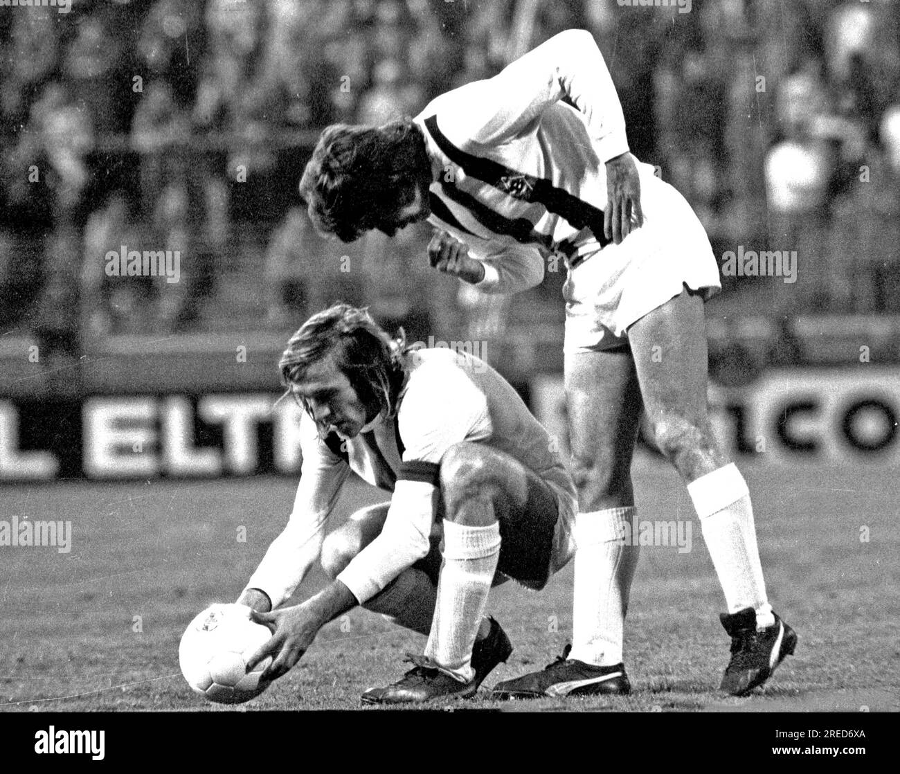 DFB Cup final 1973: Borussia Mönchengladbach - 1. FC Köln 2:1 / Guenter Netzer sets up the ball for a free kick, Jupp Heynckes gives tips [automated translation] Stock Photo