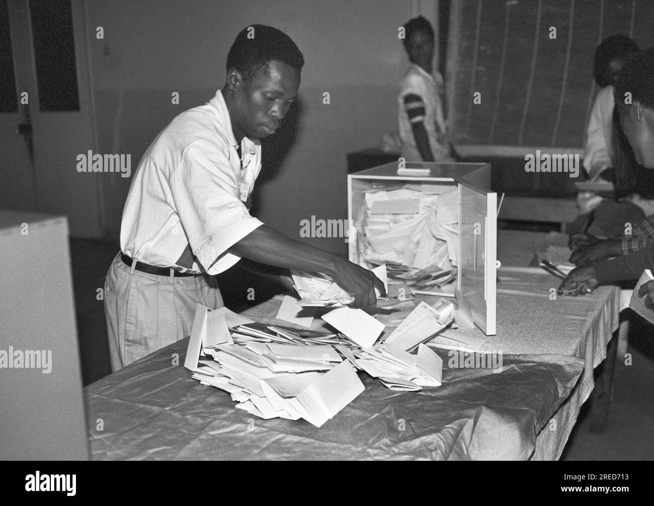 Angola, Huambo, 27.09.1992 Archive: 36-77-18 Parliamentary elections Photo: Votes are counted [automated translation] Stock Photo