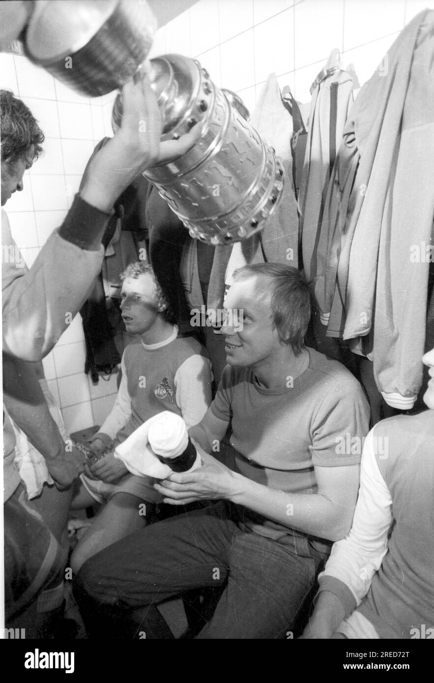 DFB Cup Final 1973: Borussia Mönchengladbach - 1. FC Köln 2:1 / Hans-Jürgen Wittkamp (Borussia) receives the cup, Bert Vogts on the left [automated translation] Stock Photo
