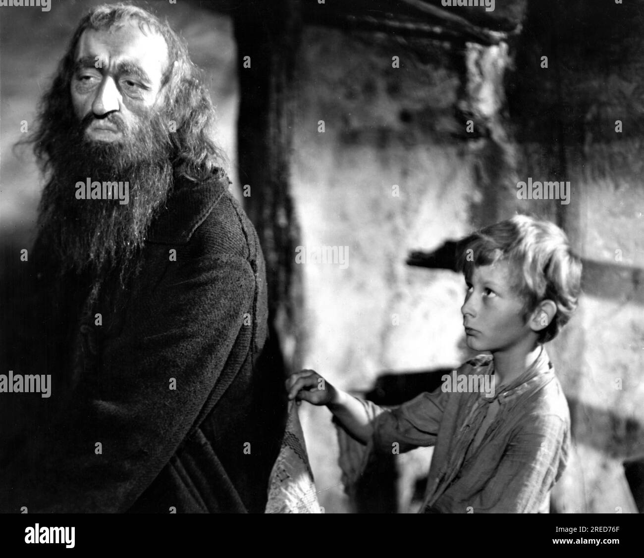 ALEC GUINNESS and JOHN HOWARD DAVIES practice pickpocketing in OLIVER TWIST 1948 director DAVID LEAN novel Charles Dickens producer Ronald Neame Cineguild / General Film Distributors (GFD) Stock Photo