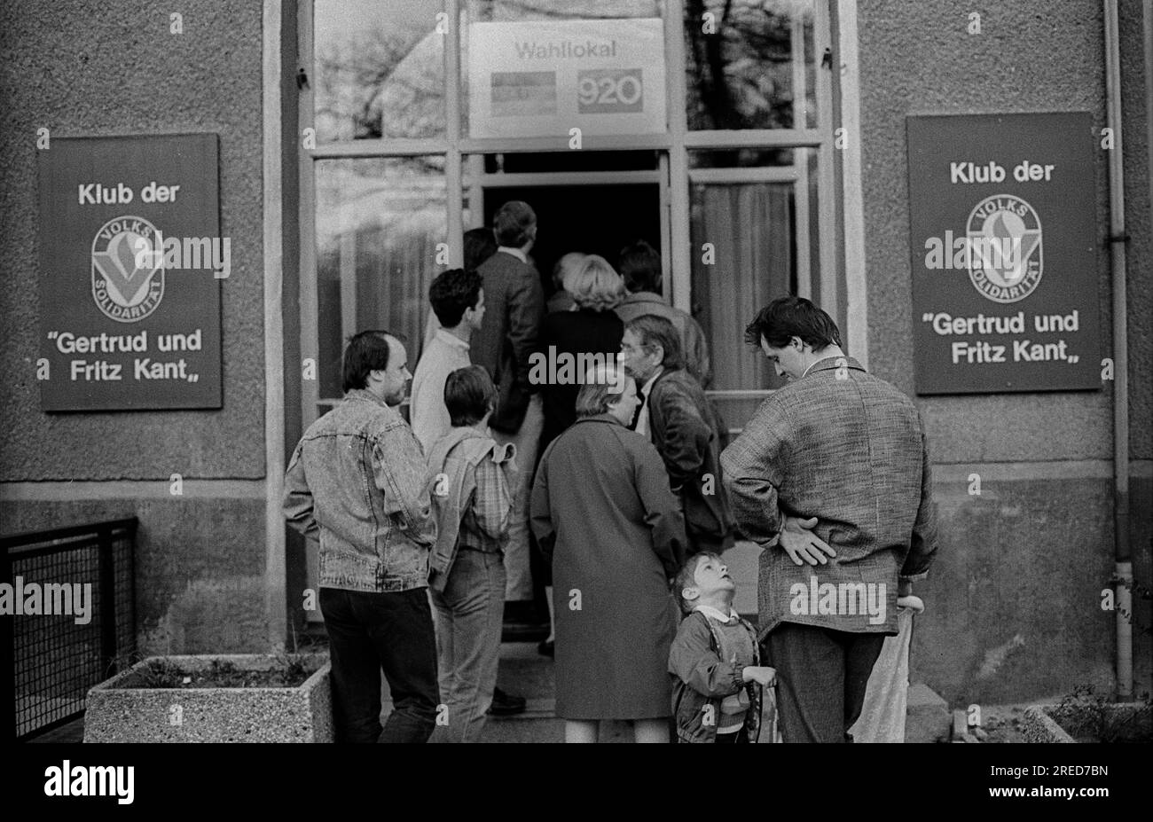 GDR, Berlin, 18.03.1990, polling station (Volkssolidarität), in the street Am Friedrichshain, [automated translation] Stock Photo