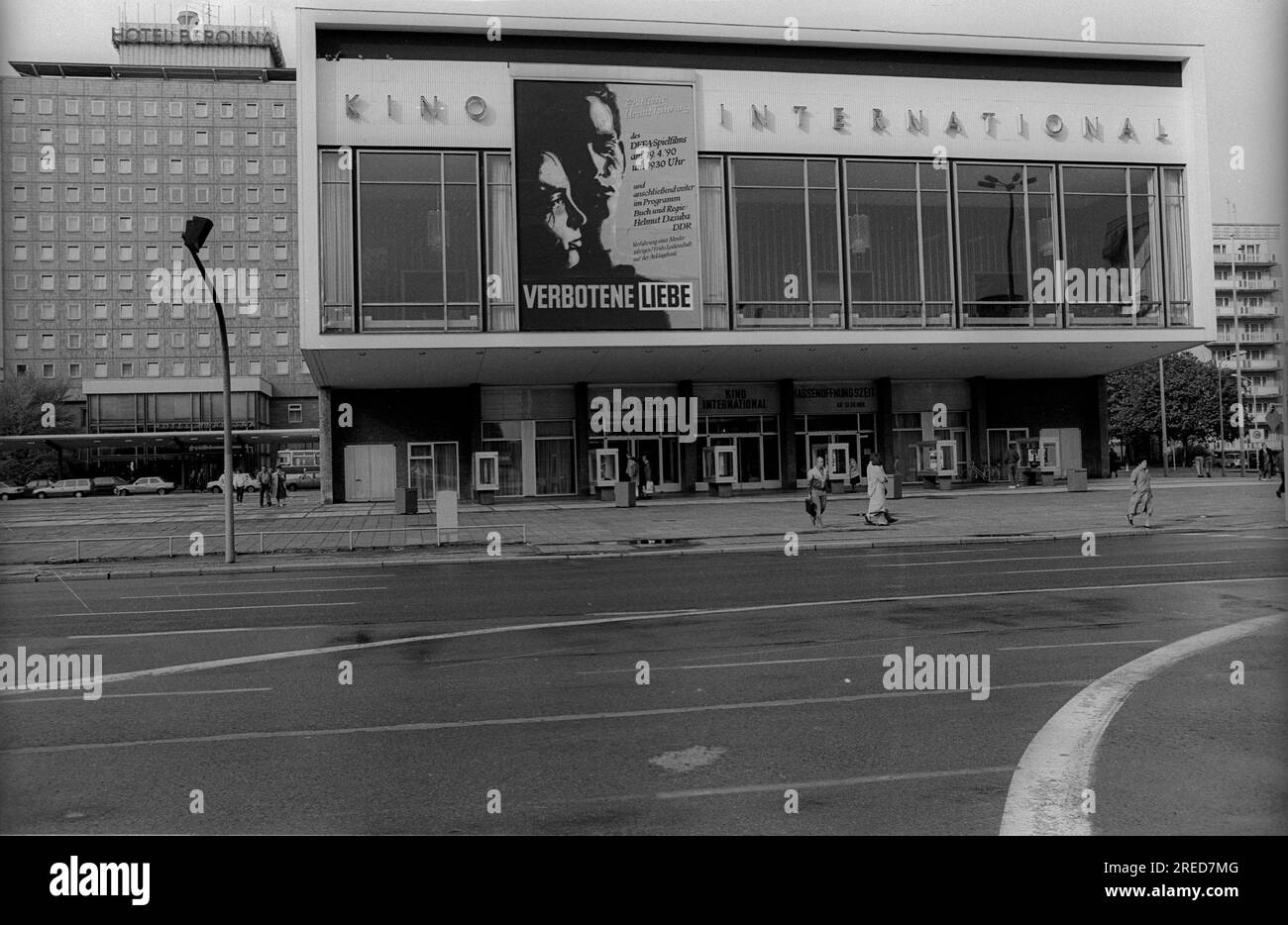 GDR, Berlin, 23.04.1990, Kino International, in Karl-Marx-Allee, film Forbidden Love, background: Hotel Berolina, [automated translation] Stock Photo