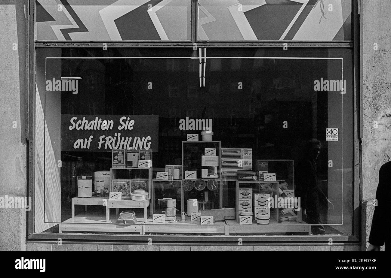 GDR, Berlin, 16.03.1990, business Switch to spring, [automated