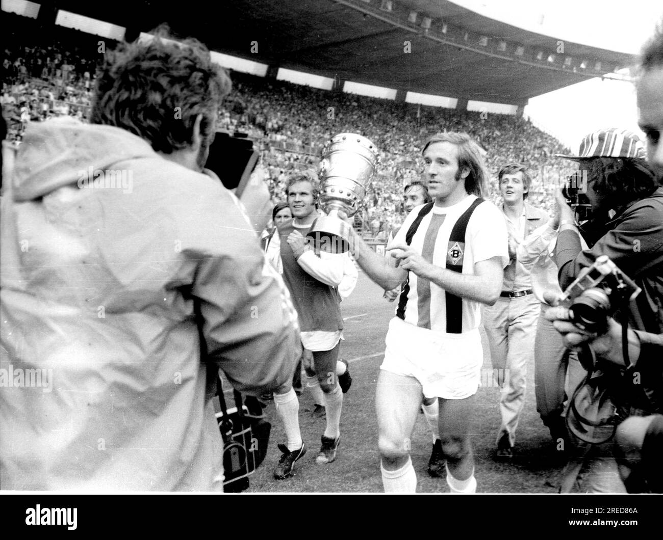 DFB Cup Final 1973: Borussia Mönchengladbach - 1. FC Köln 2:1 / Günter Netzer with trophy on lap of honor surrounded by fans and photographers [automated translation] Stock Photo