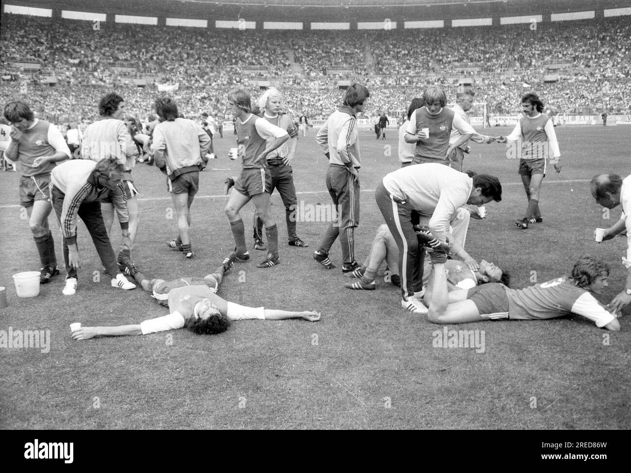 DFB Cup final 1973: Borussia Mönchengladbach - 1. FC Köln 2:1 / Cologne players in break for extra time [automated translation] Stock Photo