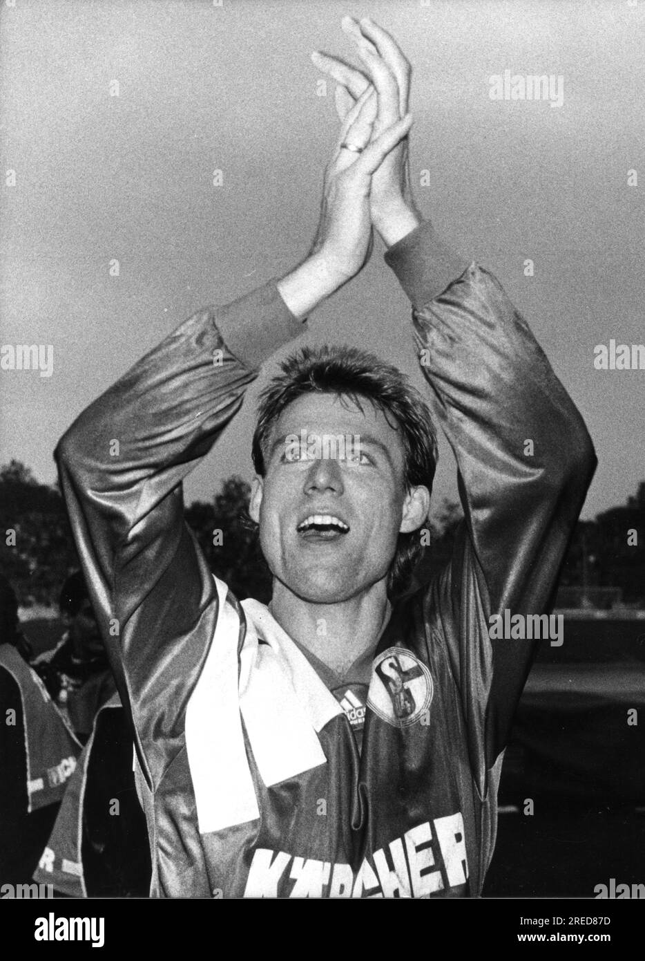 Soccer Bundesliga 1994/95 season. FC Schalke 04 - 1. FC Köln 17.09.1994. Double scorer Ingo Anderbrügge (S04) cheers in front of the Schalke fan block. [automated translation] Stock Photo