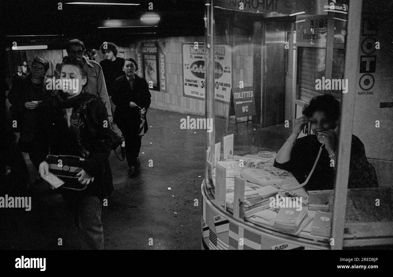 France, Paris, 22.03.1990, metro tunnel, stall, metro station Louvre - Rivoli, [automated translation] Stock Photo