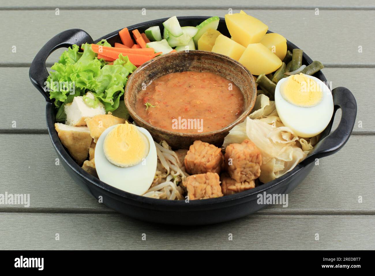 Close Up Gado Gado, Indonesian Traditional Mix Vegetable Salad with ...