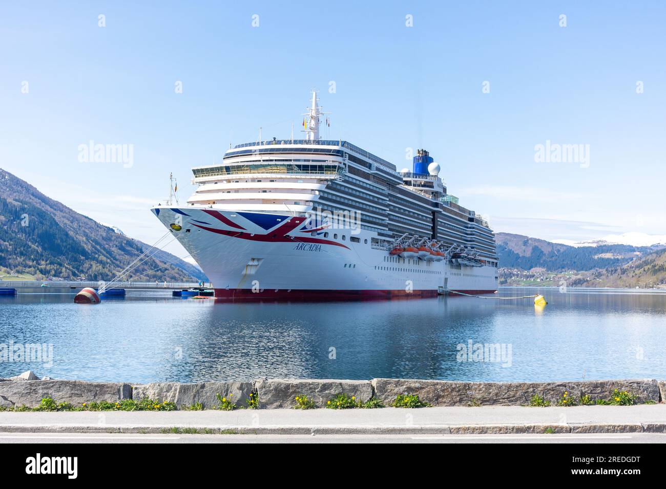 Cruise ship docked hi-res stock photography and images - Alamy