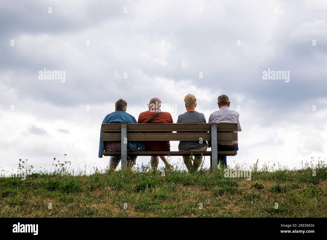 seniors sitting on a bench on the dike in Zons on the river Rhine, North Rhine-Westphalia, Germany Senioren sitzen auf einer Bank auf dem Deich in Zon Stock Photo