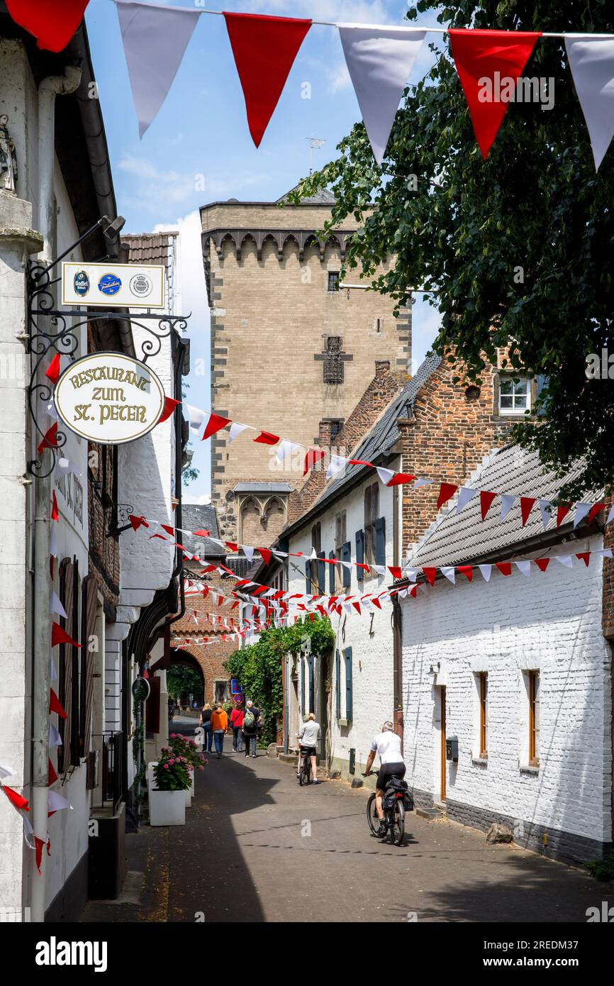 houses on Rhein street, view to the Rhine Gate with Toll Tower in Zons on the river Rhine, North Rhine-Westphalia, Germany Haeuser in der Rheinstrasse Stock Photo