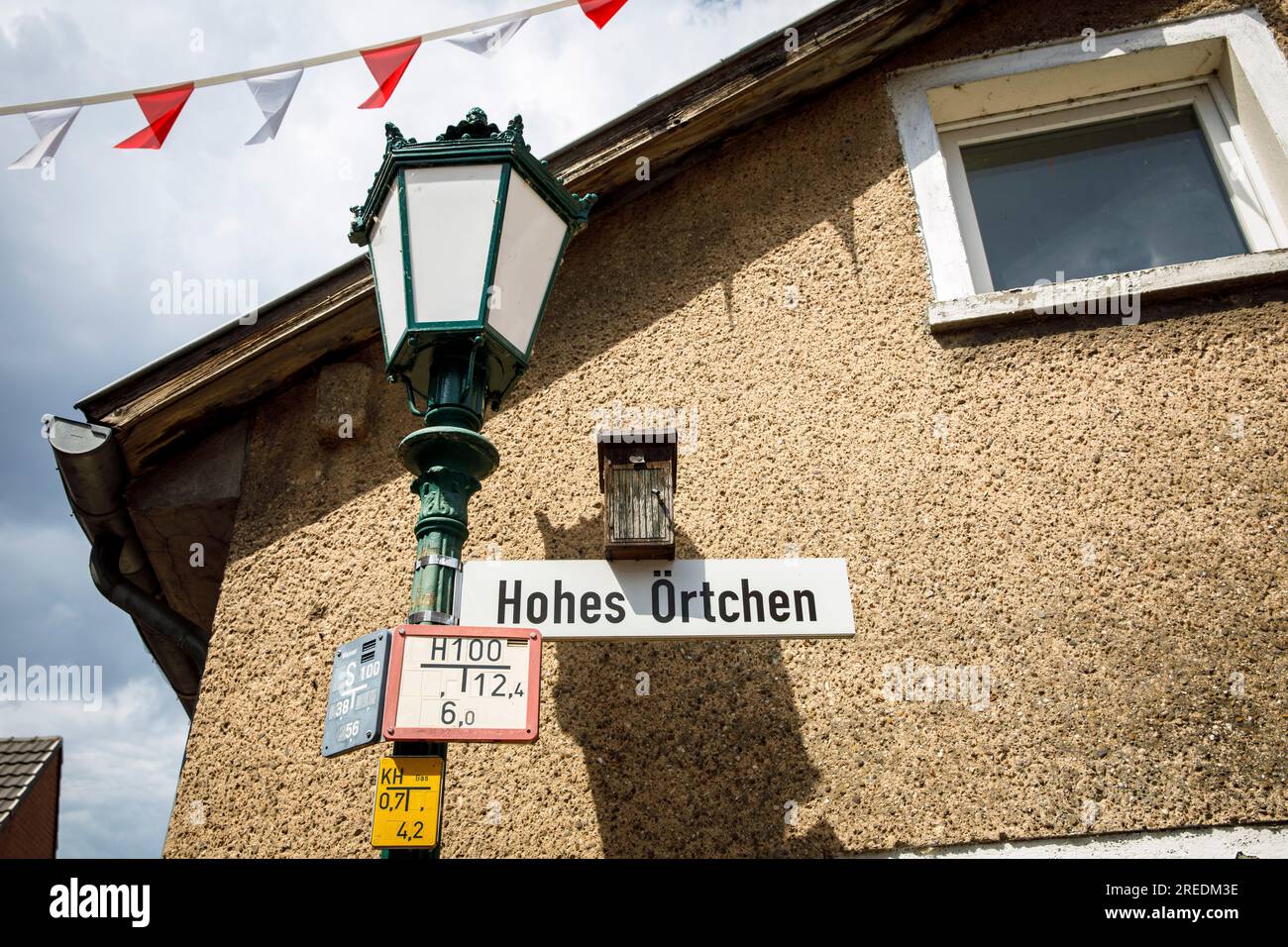 street sign with small WC in the street Hohes Oertchen ('Oertchen' means toilet) in Zons on the river Rhine, North Rhine-Westphalia, Germany Strassens Stock Photo