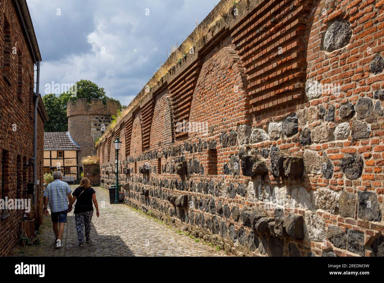 the old nothern town wall on Mauer street in Zons on the river Rhine, in the back the Kroetschen tower, North Rhine-Westphalia, Germany die alte noerd Stock Photo