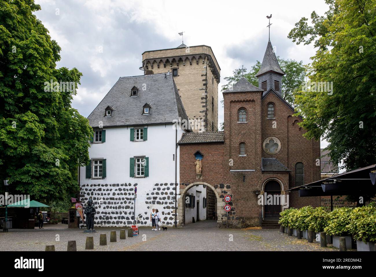 Rhine Gate with Toll Tower and Holy Trinity Chapel in Zons on the river Rhine, North Rhine-Westphalia, Germany Rheintor mit Zollturm und Kapelle zur h Stock Photo