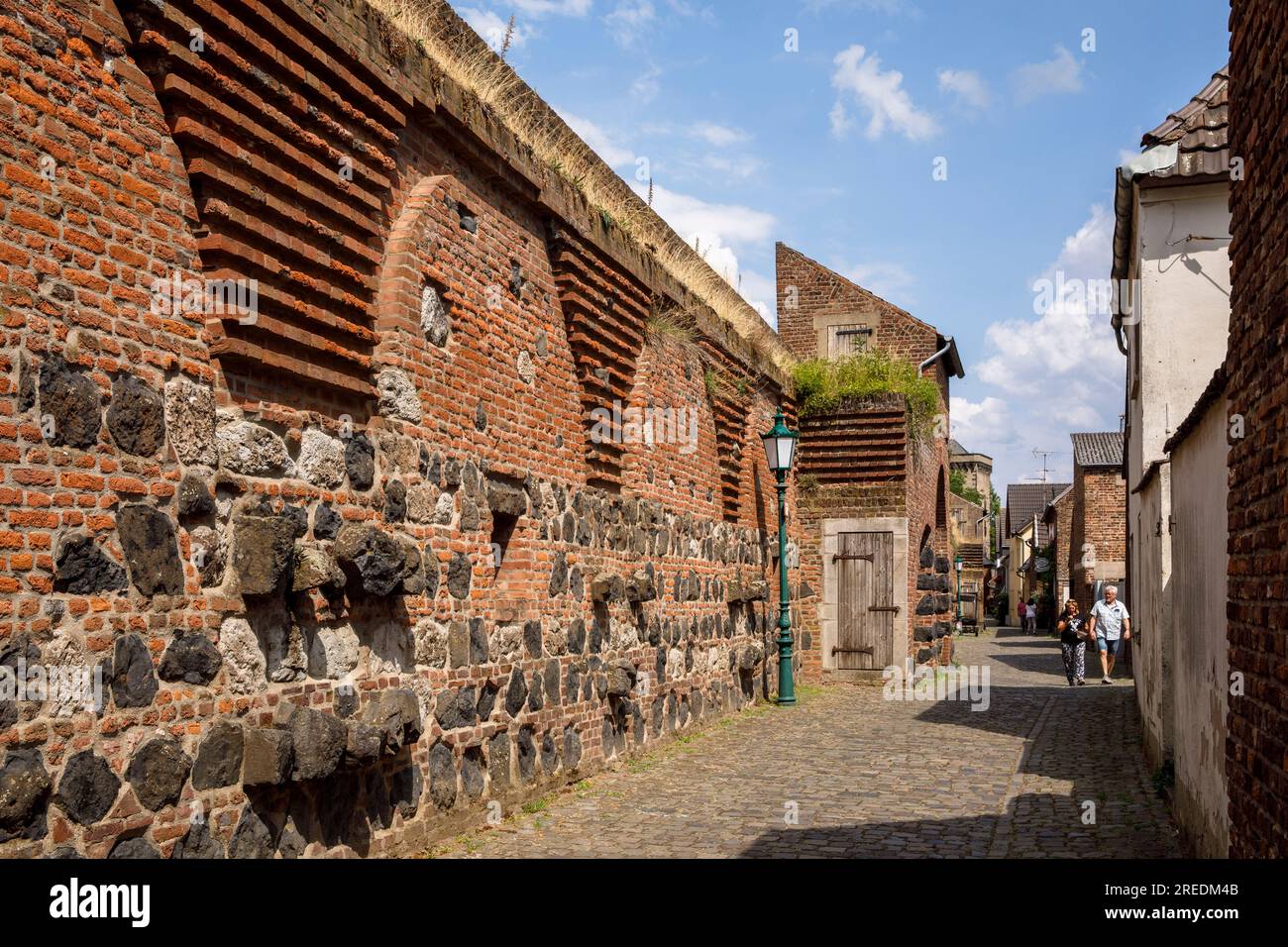 the old nothern town wall on Mauer street in Zons on the river Rhine, North Rhine-Westphalia, Germany die alte noerdliche Stadtmauer an der Mauerstras Stock Photo