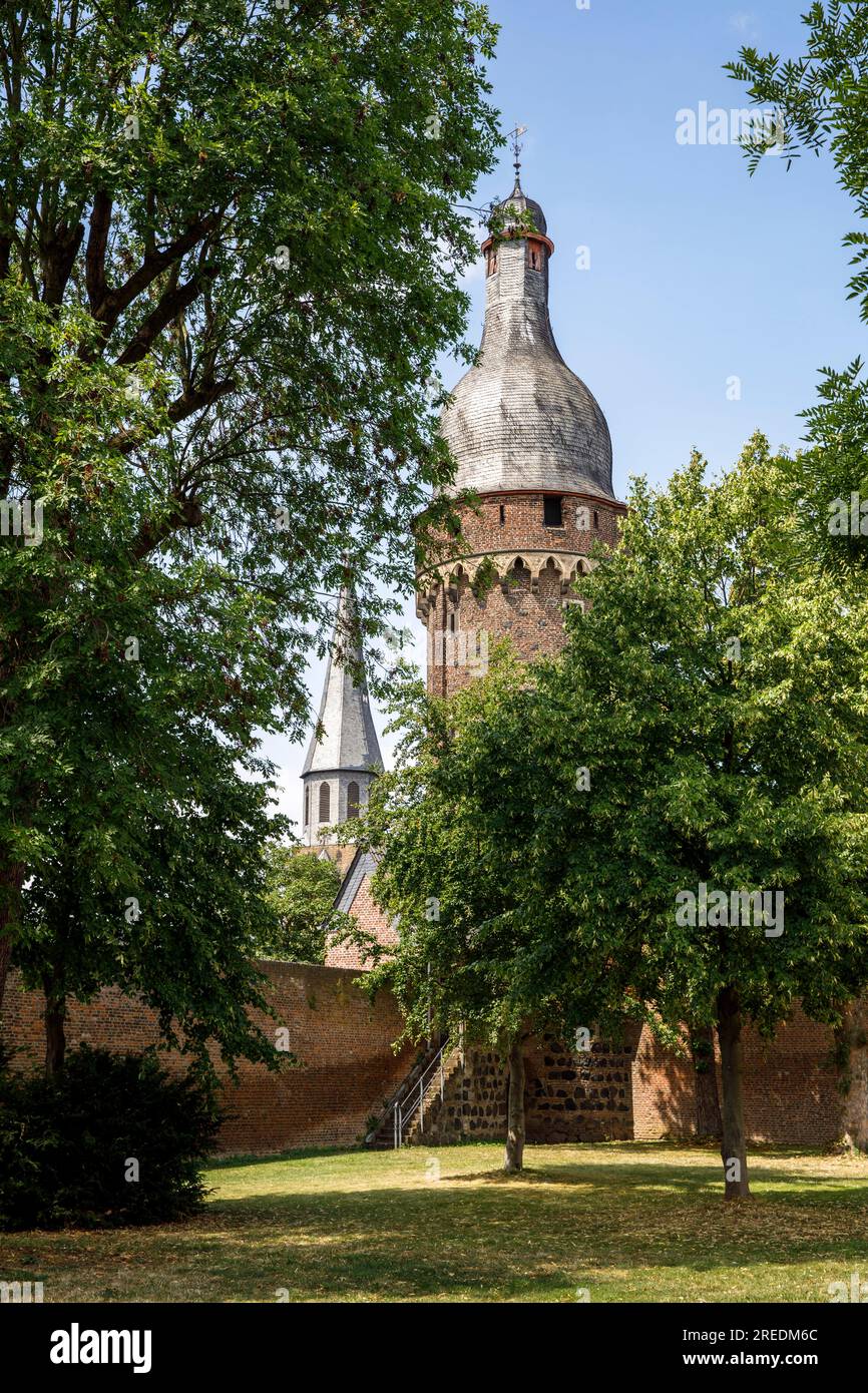Judde tower, in the background church St. Martinus, Zons on the river Rhine, North Rhine-Westphalia, Germany Juddeturm, im Hintergrund Kirche St. Mart Stock Photo