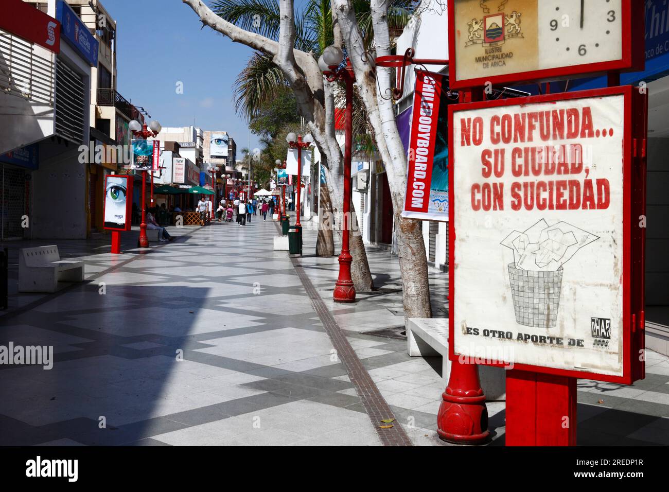 Sign in Spanish encouraging people not to throw litter in the streets on pedestrian Av 21 de Mayo street, Arica, Chile Stock Photo