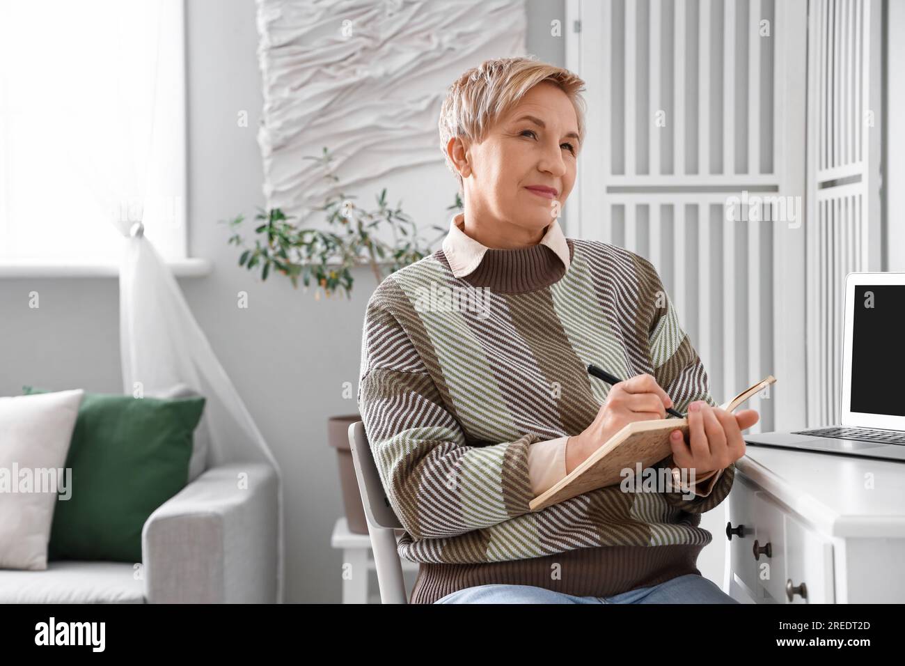 Mature woman thinking writing hi-res stock photography and images - Alamy