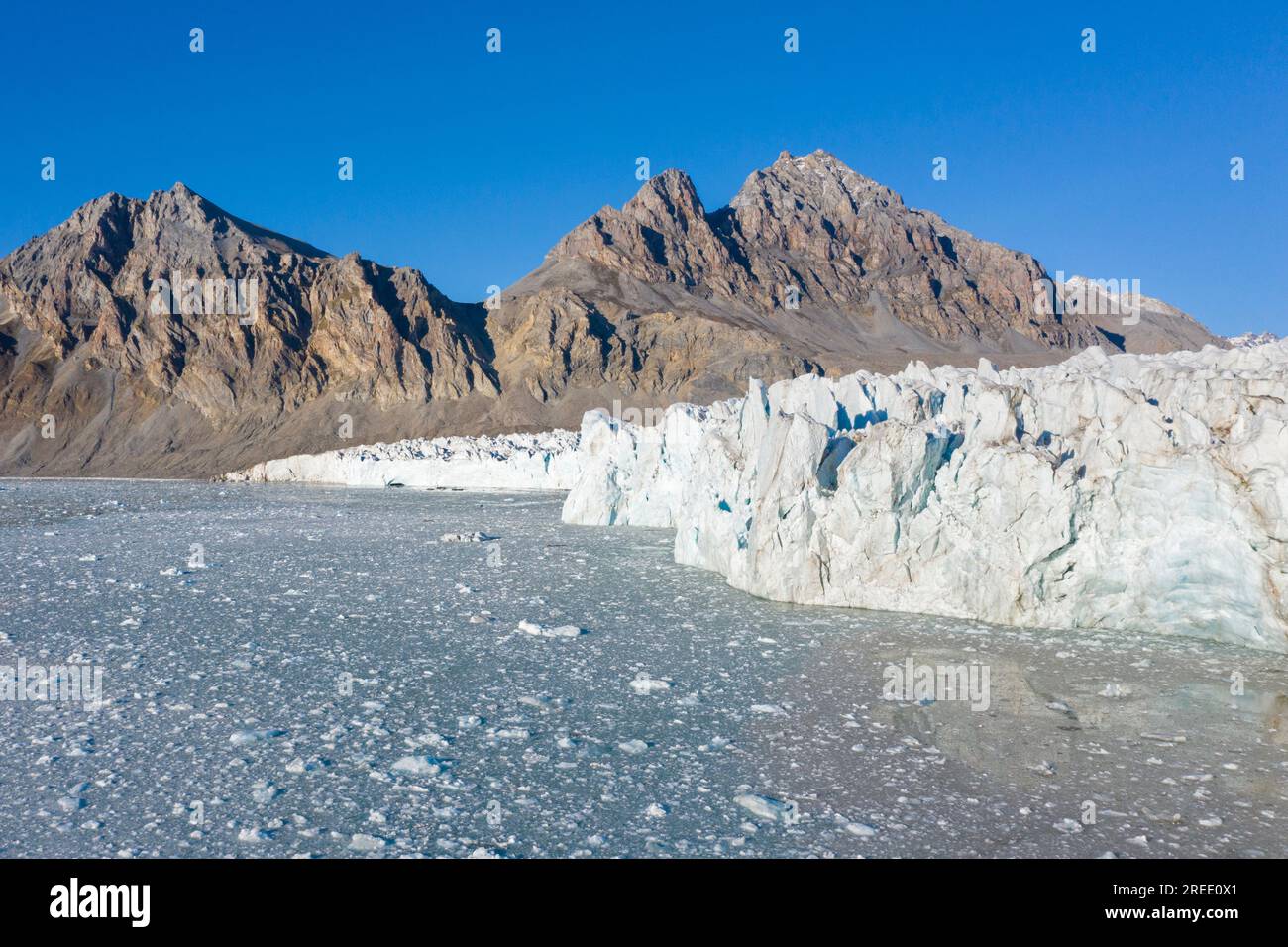 Fjortende Julibreen / 14th of July Glacier calving into Krossfjorden in summer, Haakon VII Land, Spitsbergen / Svalbard, Norway Stock Photo