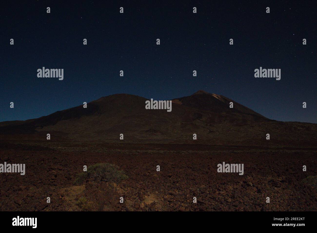 The Teide volcano at night and the sky full of stars.  el volcán del Teide de noche y el cielo repleto de estrellas Stock Photo