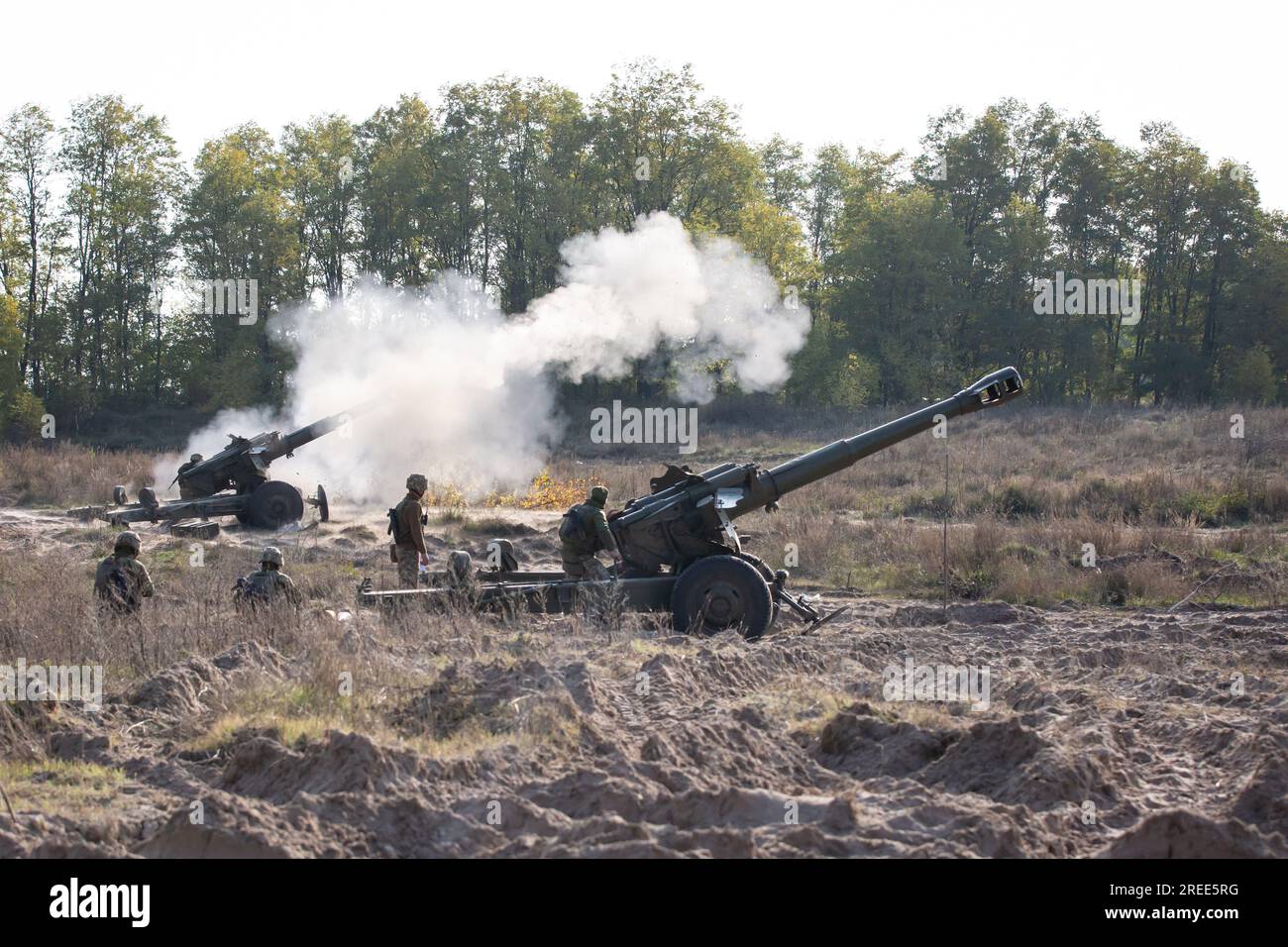 Howitzer Range Ukrainian servicemen fire from the 152 mm towed gun-howitzer D-20 ...