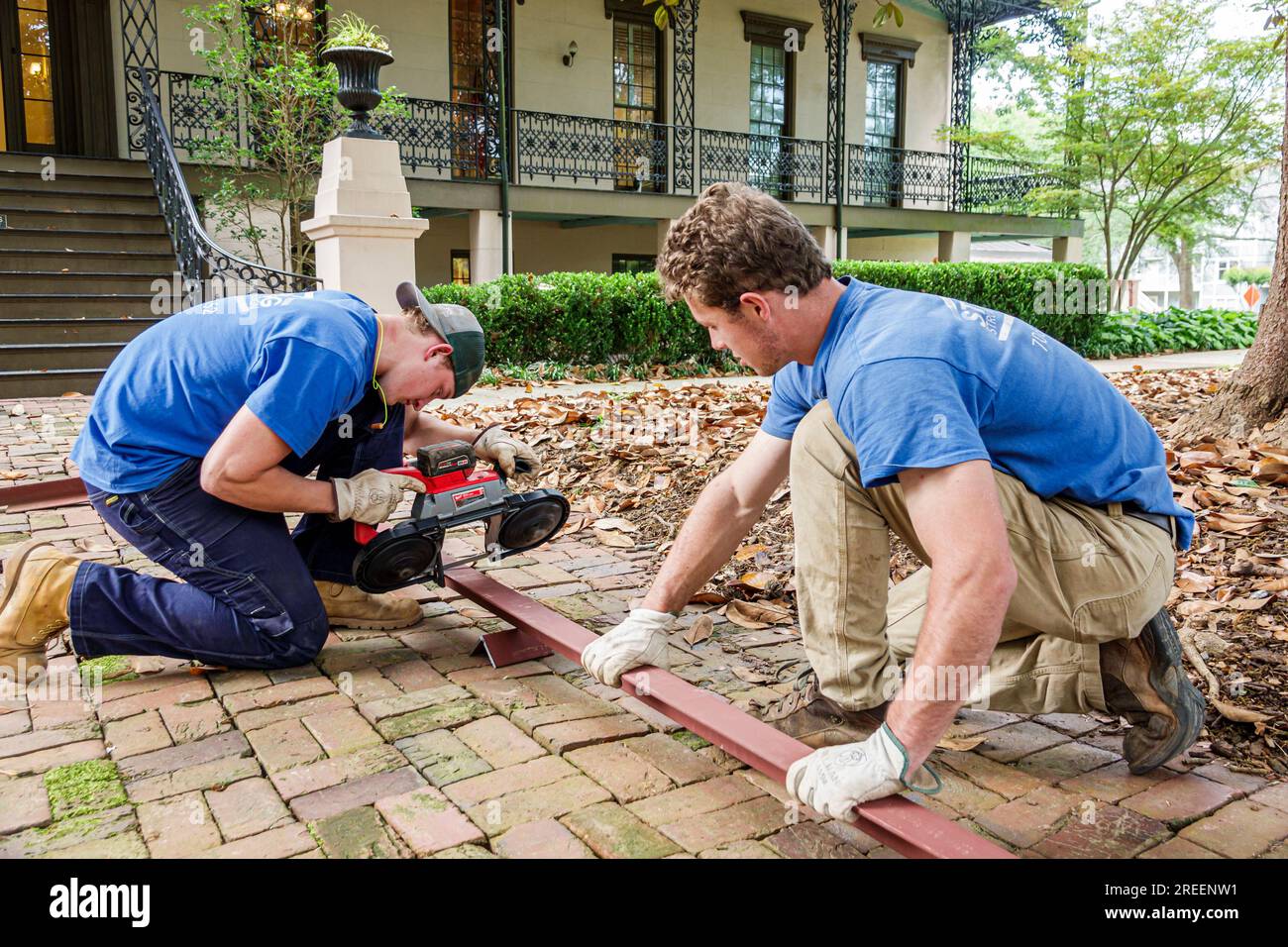 Using band saw metal cutting cutter hires stock photography and images