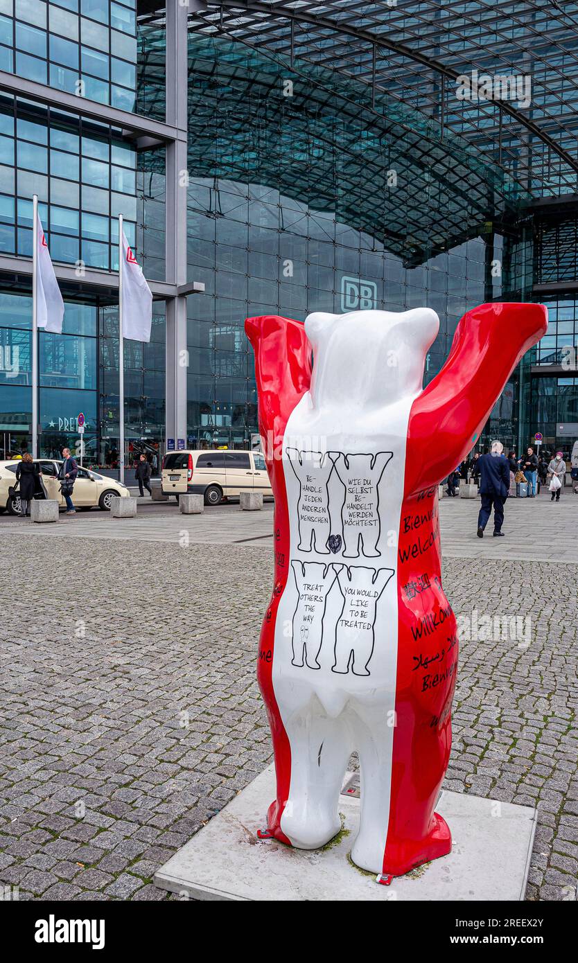 https://c8.alamy.com/comp/2REEX2Y/buddy-bear-red-and-white-berlin-central-station-germany-2REEX2Y.jpg