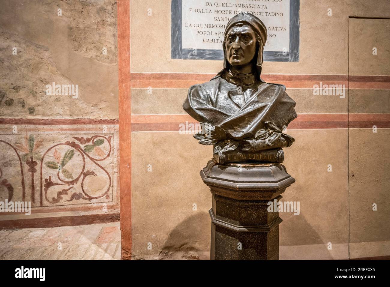 Bust, Dante Alighieri, Council Chamber, Sala di Dante, Palazzo del Popolo, San Gimignano, Province of Siena, Tuscany, Italy, UNESCO World Heritage Stock Photo
