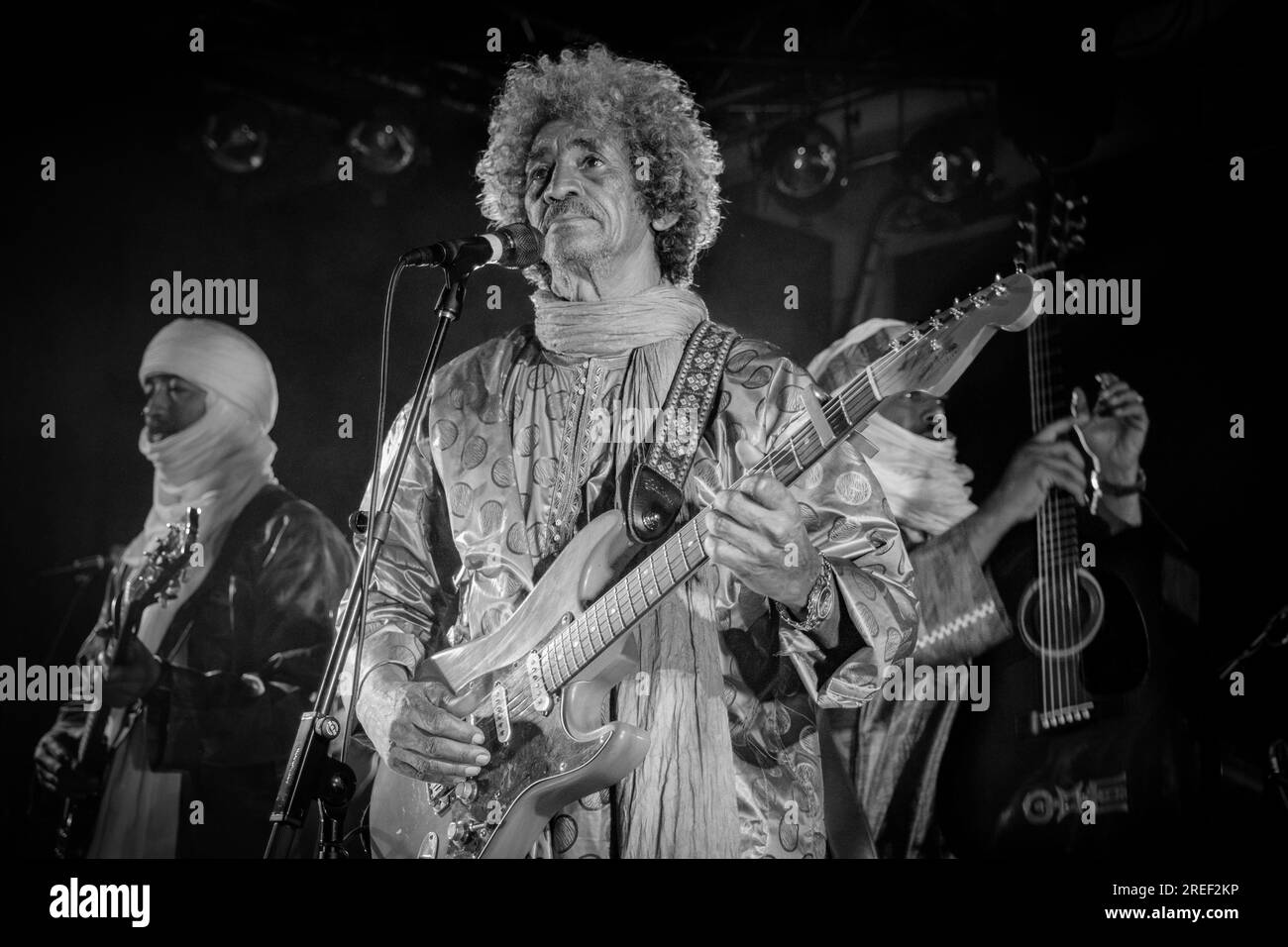 tinariwen-ibrahim-ag-alhabib-in-concert-performing-some-live-desert