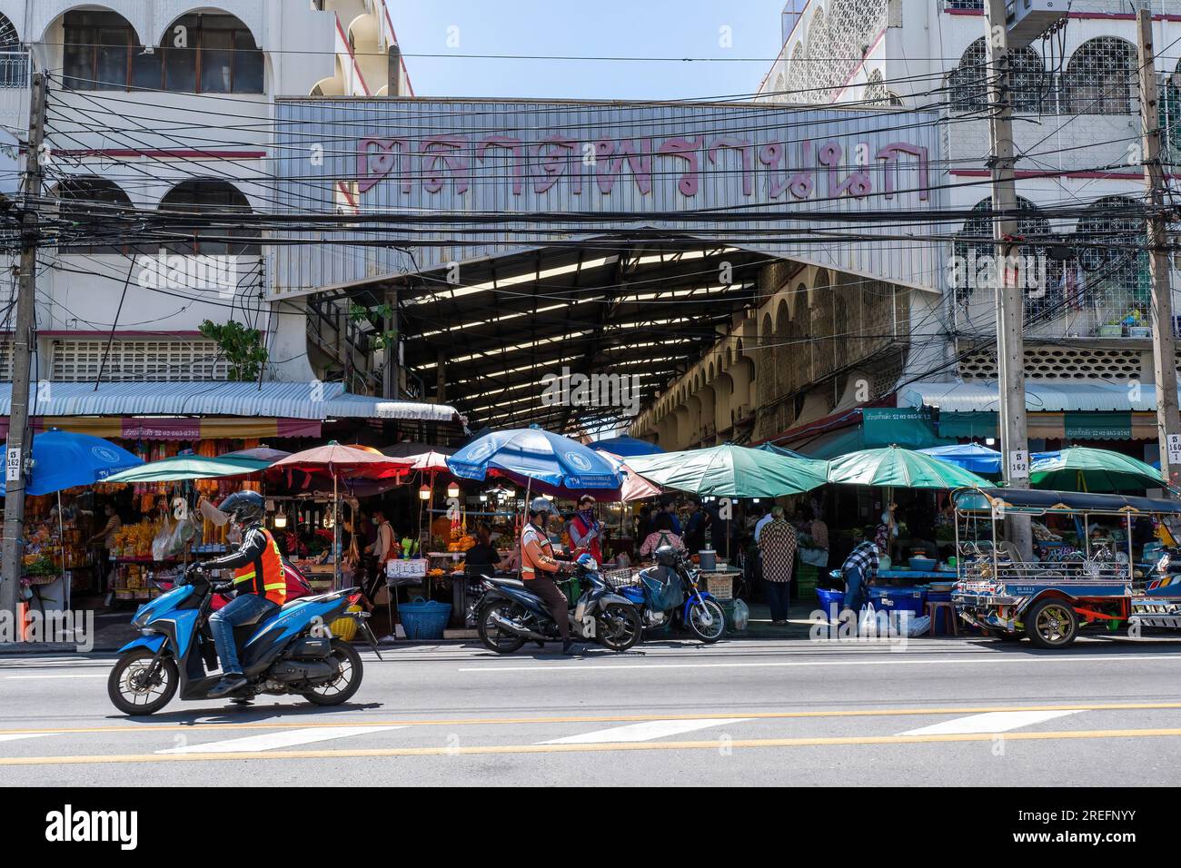 Bangkok, Thailand. 27th July, 2023. The main entrance of Phran Nok Market, Bangkok Yai district, in Bangkok. Prannok Market in the old town area on the Thonburi side is an ancient market over 60 years old, offering a variety of fresh produce and ready-to-eat food for Thai people, Thai people of Chinese descent or tourists in addition, located at Itsaraphap Road, Bangkok Yai district, in Bangkok, Thailand. Credit: SOPA Images Limited/Alamy Live News Stock Photo