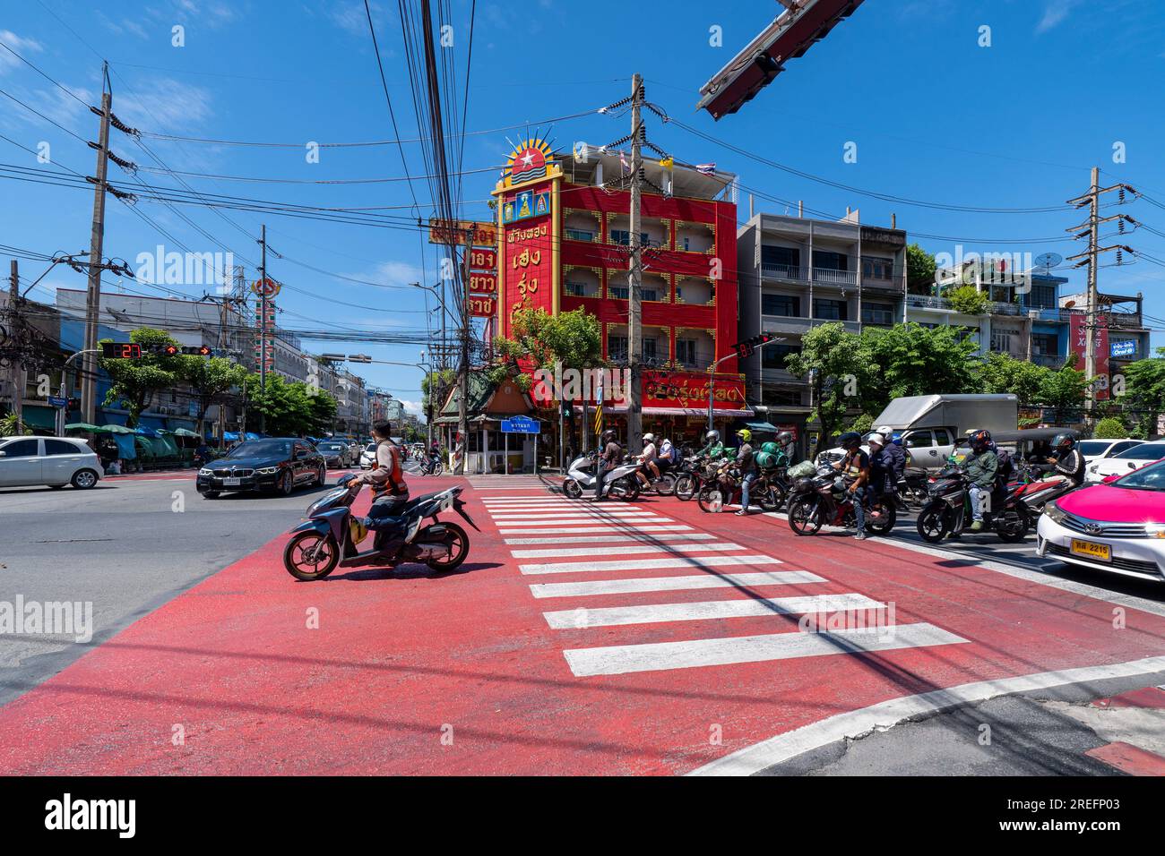 Bangkok, Thailand. 27th July, 2023. Phan Nok Intersection at the corner of Phran Nok Market, Bangkok Yai district. Prannok Market in the old town area on the Thonburi side is an ancient market over 60 years old, offering a variety of fresh produce and ready-to-eat food for Thai people, Thai people of Chinese descent or tourists in addition, located at Itsaraphap Road, Bangkok Yai district, in Bangkok, Thailand. Credit: SOPA Images Limited/Alamy Live News Stock Photo