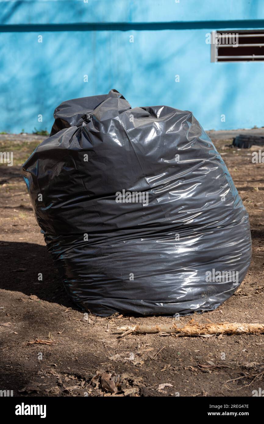 Black garbage bag hi-res stock photography and images - Alamy