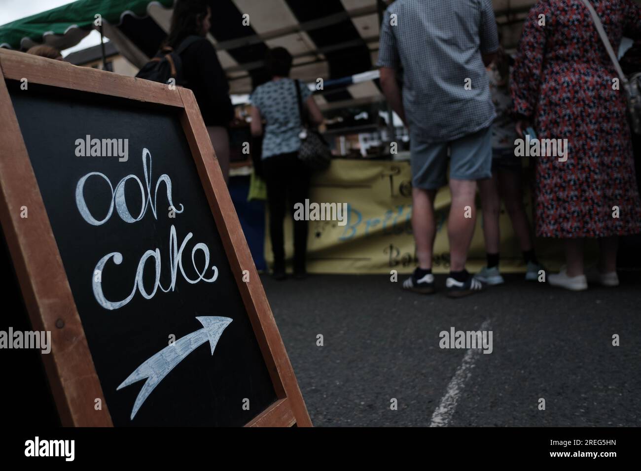 Sign directing customers to a cake stall at the Banbury Food and Drink Festival in 2022 Stock Photo