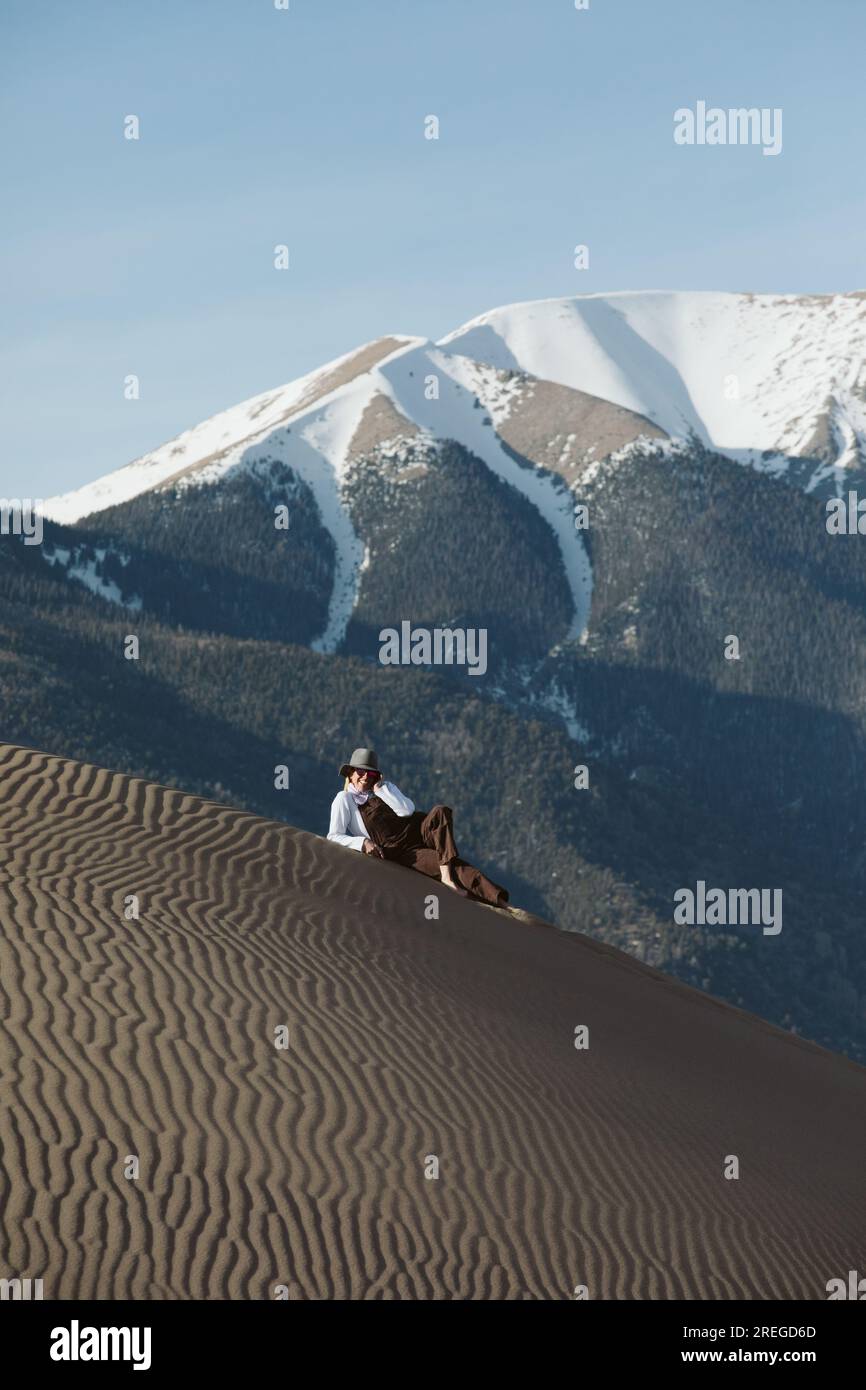 Woman posing on sand dune hi-res stock photography and images - Alamy
