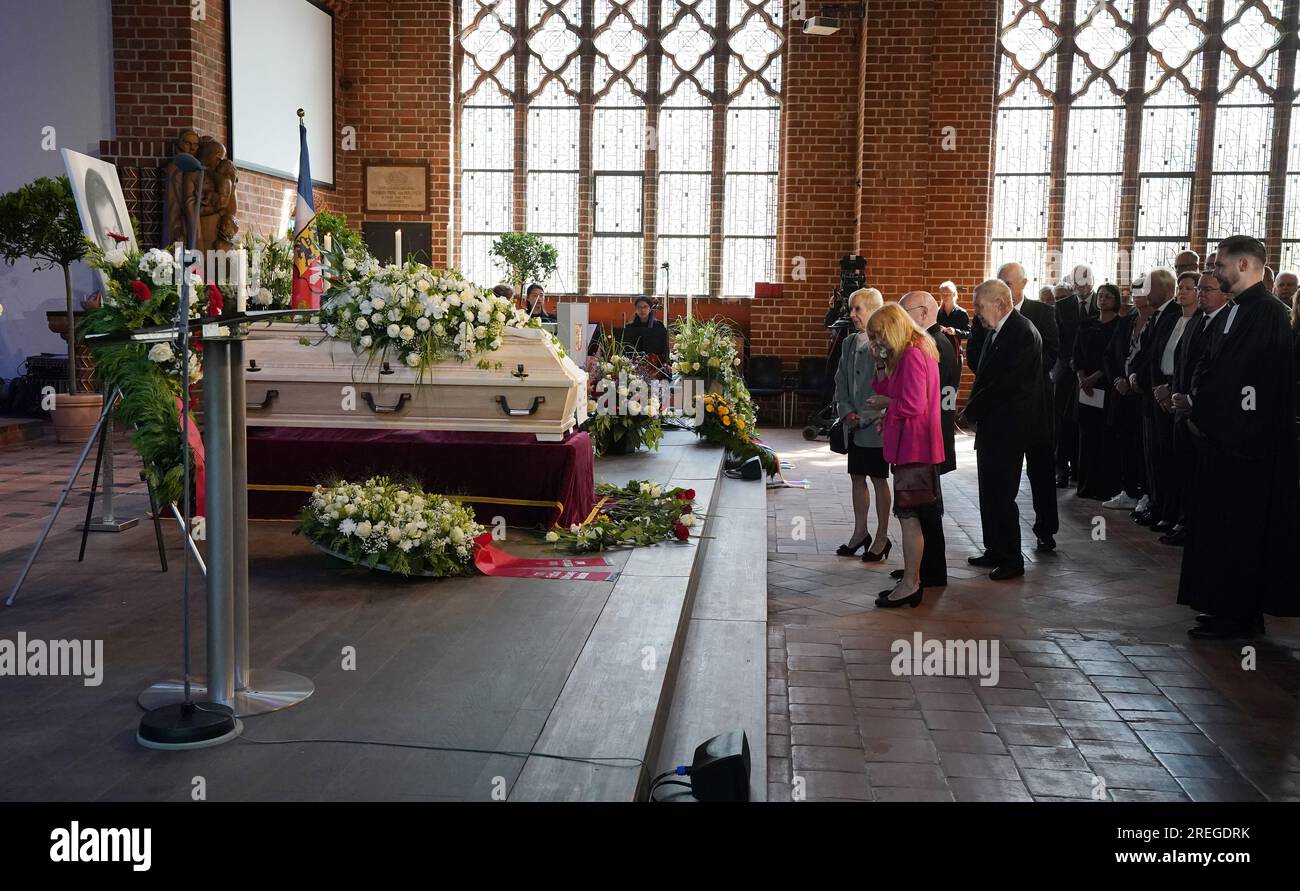 Kiel, Germany. 28th July, 2023. Members of the family, companions and friends bid farewell at