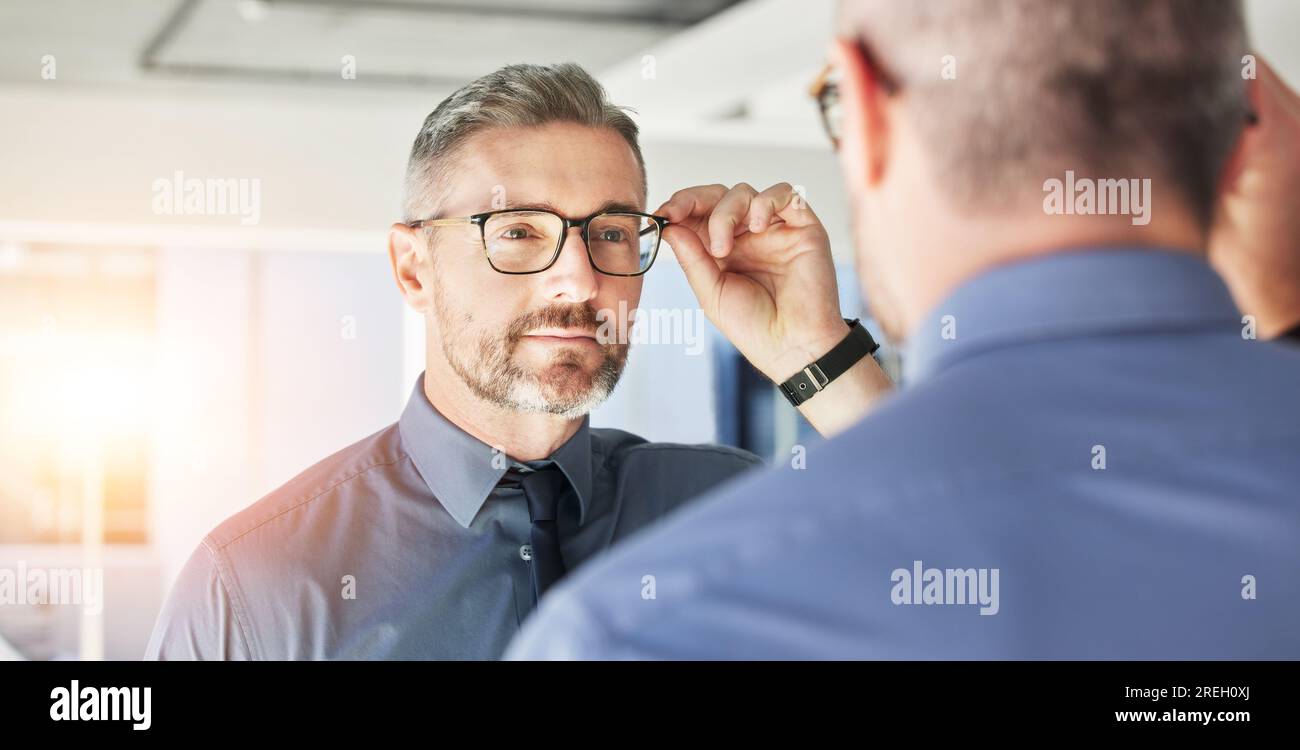 Glasses optician optical mirror hi-res stock photography and images - Alamy
