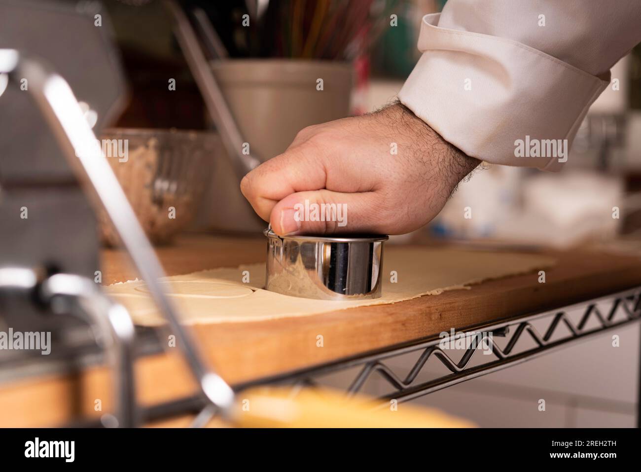 https://c8.alamy.com/comp/2REH2TH/making-pasta-and-tortellini-at-home-on-wooden-rack-and-chrome-pasta-maker-2REH2TH.jpg