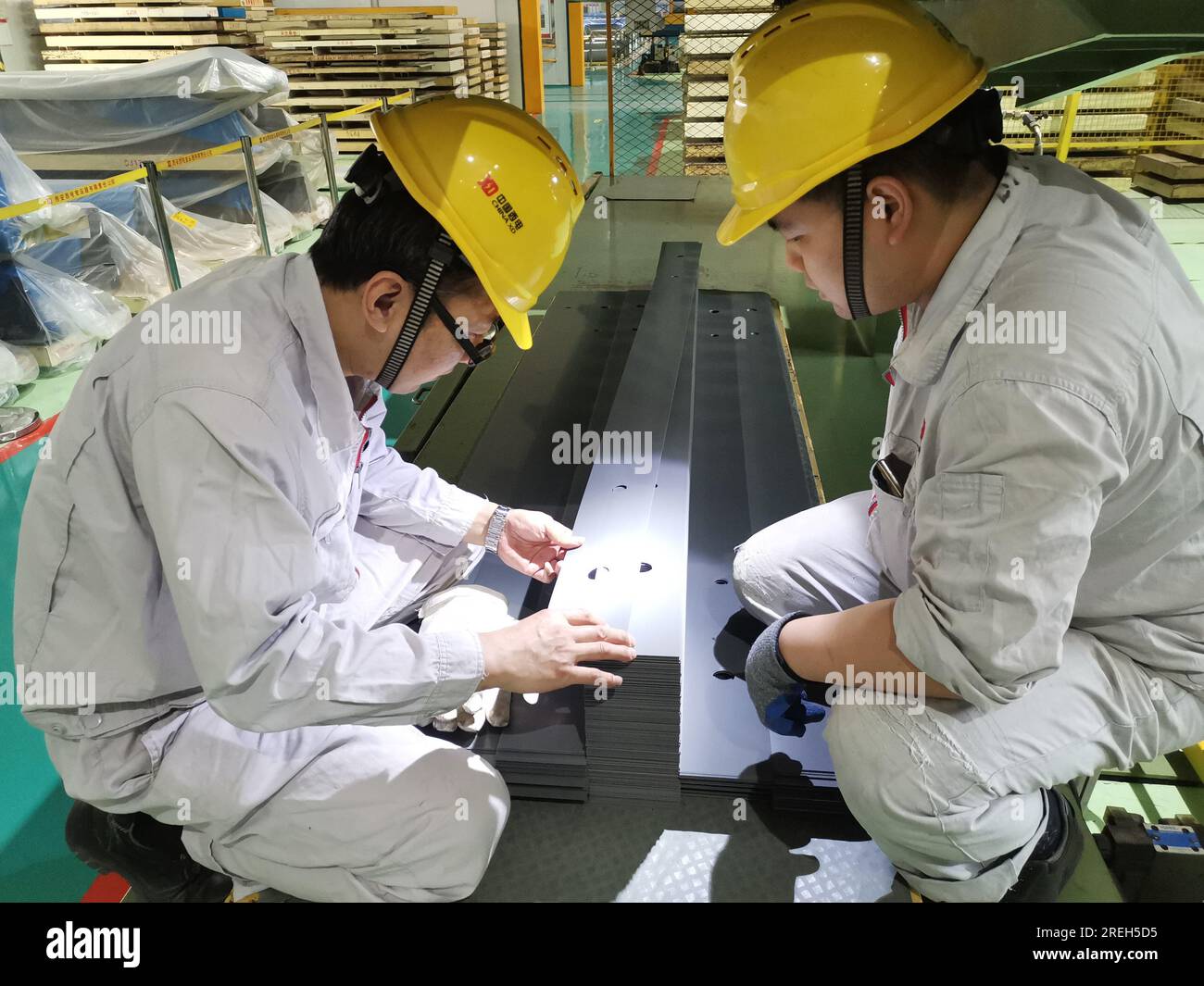 (230728) XI'AN, July 28, 2023 (Xinhua) Staff members work at Xi