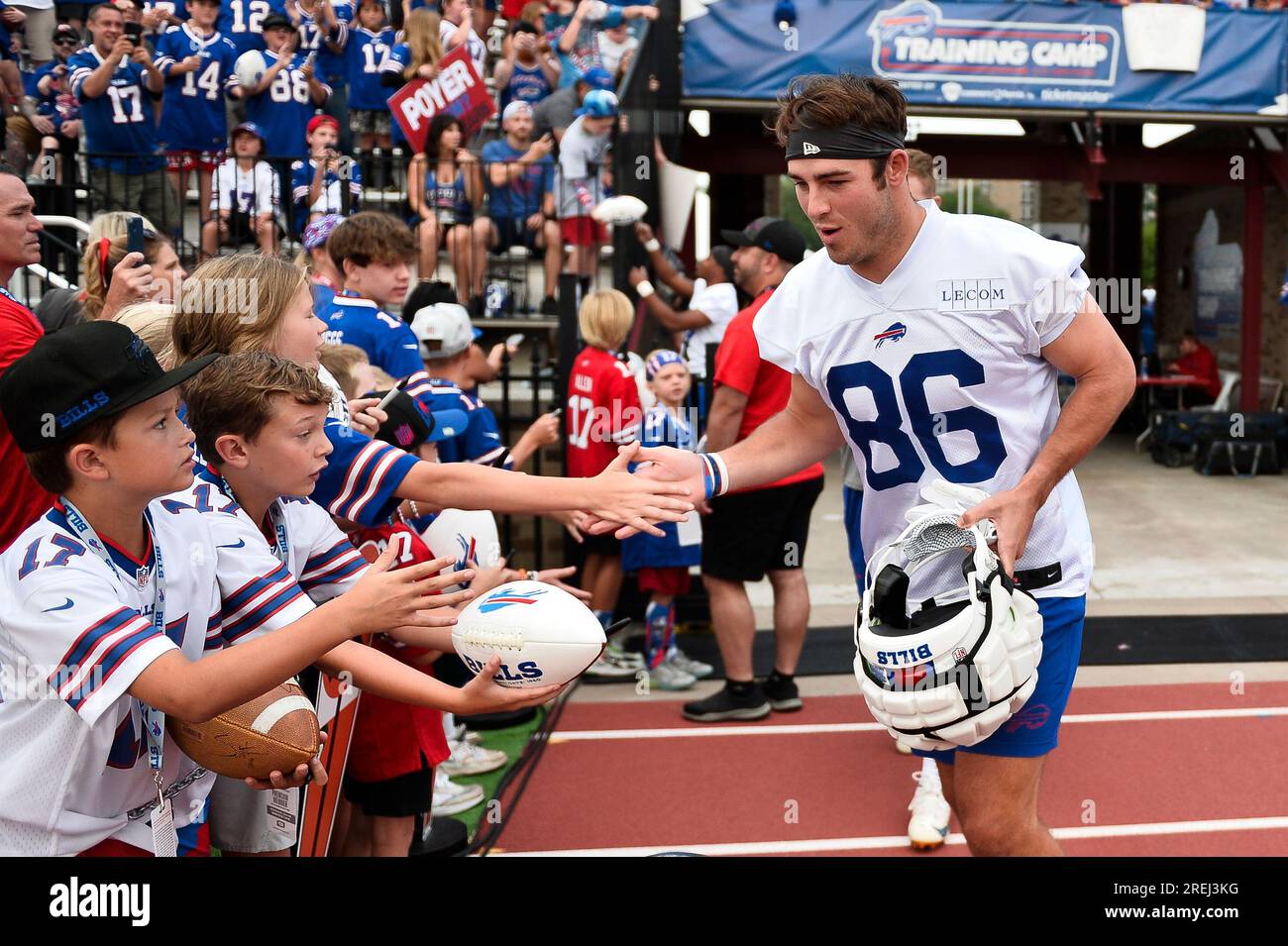 Buffalo Bills tight end Dalton Kincaid (86) throws the ball during the NFL  football team's rookie minicamp in Orchard Park, N.Y., Friday May 12, 2023.  (AP Photo/Jeffrey T. Barnes Stock Photo - Alamy