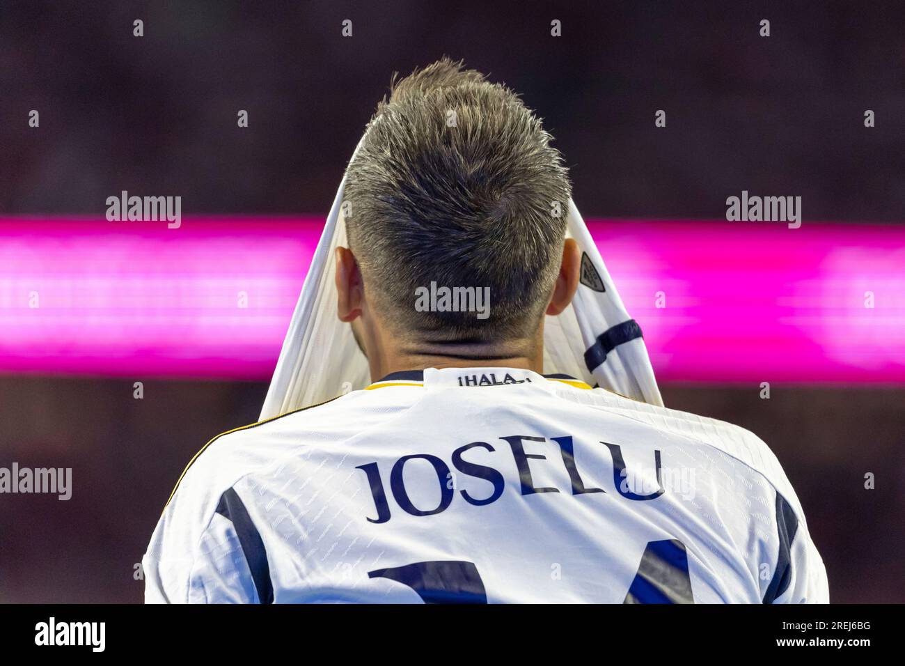 Joselu poses with the Real Madrid jersey