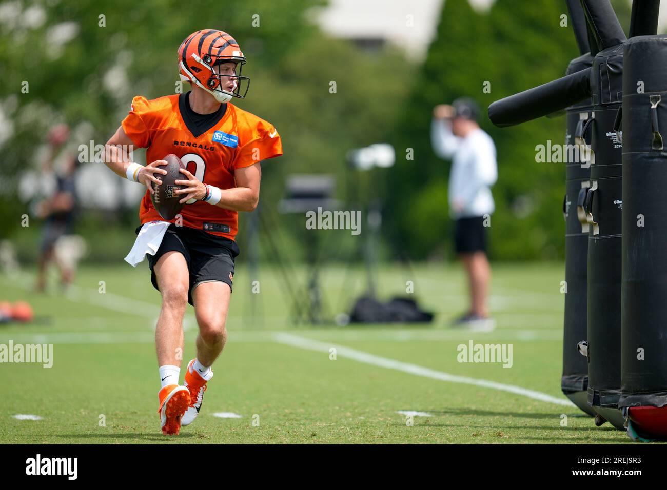 Cincinnati Bengals' Joe Burrow leads a team huddle on the field during a  drill at the NFL football team's minicamp in Cincinnati, Friday, June 14,  2023. (AP Photo/Aaron Doster Stock Photo - Alamy