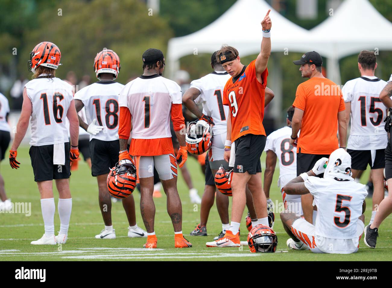 Cincinnati Bengals' Joe Burrow (9) gestures to Ja'Marr Chase (1) during the  NFL football team's training camp, Thursday, July 27, 2023, in Cincinnati.  (AP Photo/Jeff Dean Stock Photo - Alamy