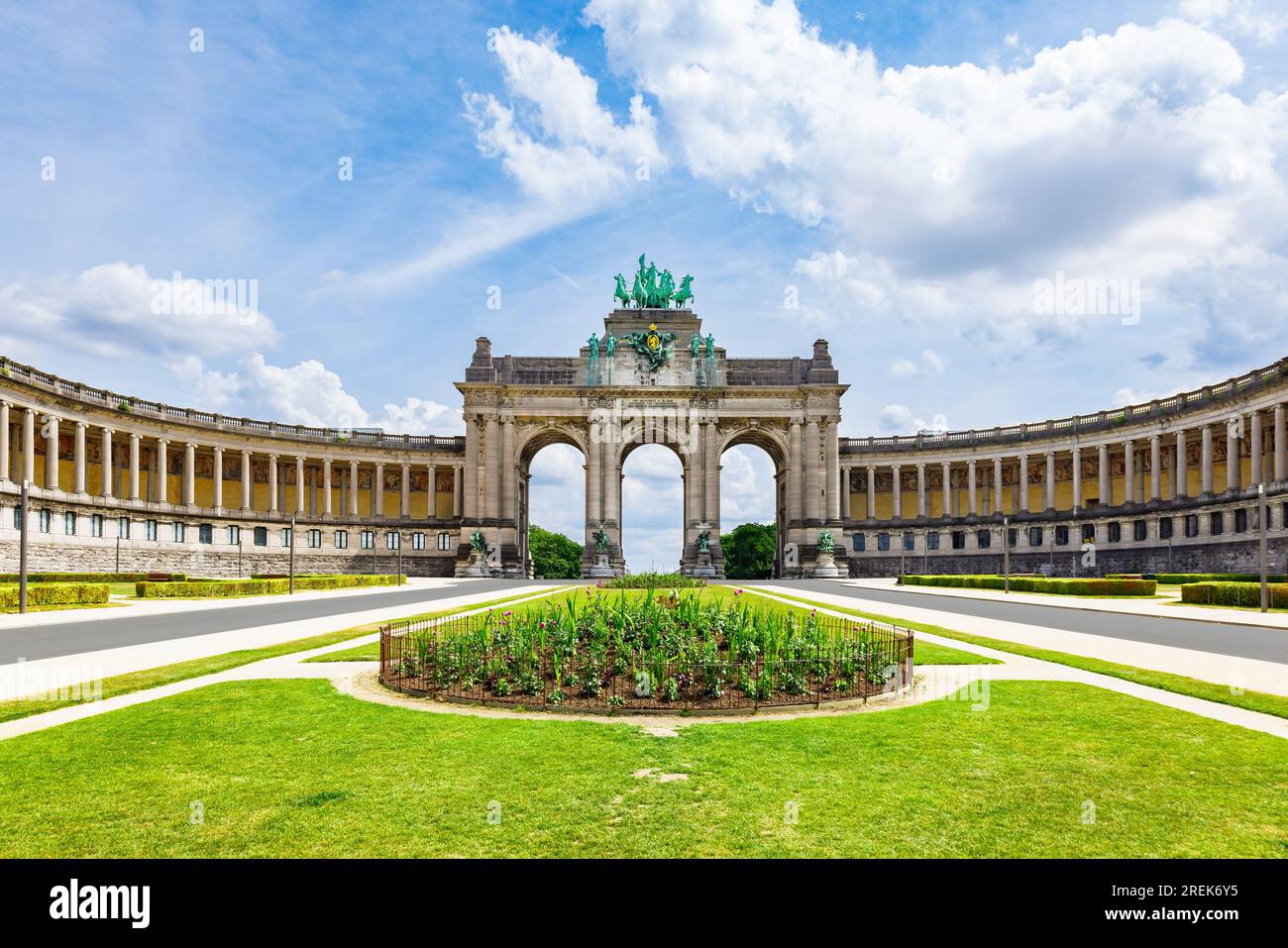 The Cinquantenaire Memorial Arcade in the centre of the Parc du Cinquantenaire, Brussels, Belgium with the text 'This monument was erected in 1905 for Stock Photo