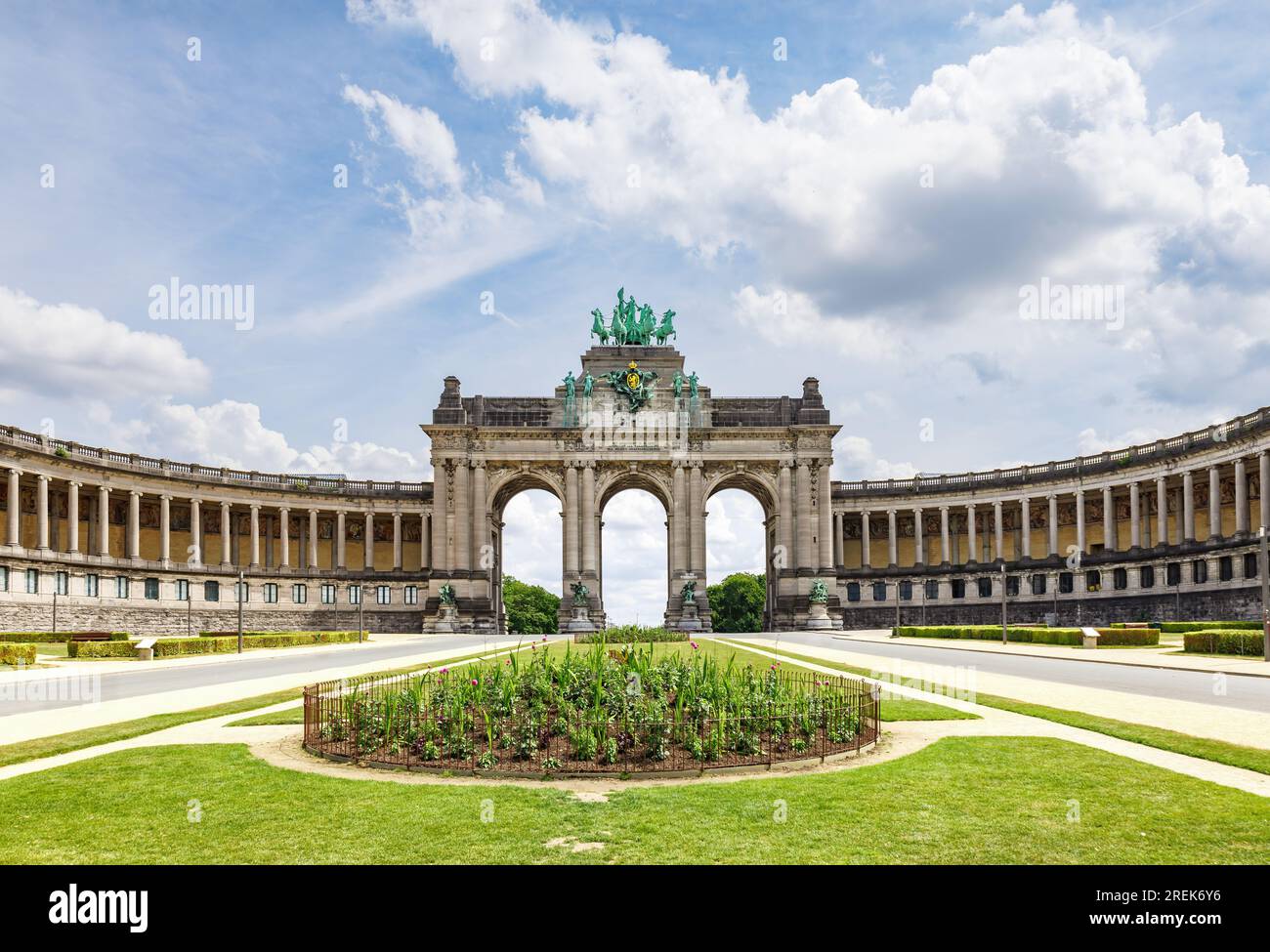 The Cinquantenaire Memorial Arcade in the centre of the Parc du Cinquantenaire, Brussels, Belgium with the text 'This monument was erected in 1905 for Stock Photo