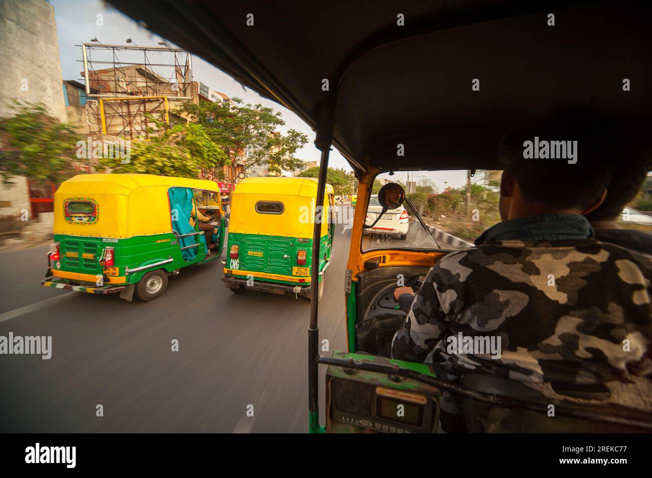 Conjunto De Amarillo Auto-rickshaw Ilustraciones En India. Con Bicitaxi - Foto 2