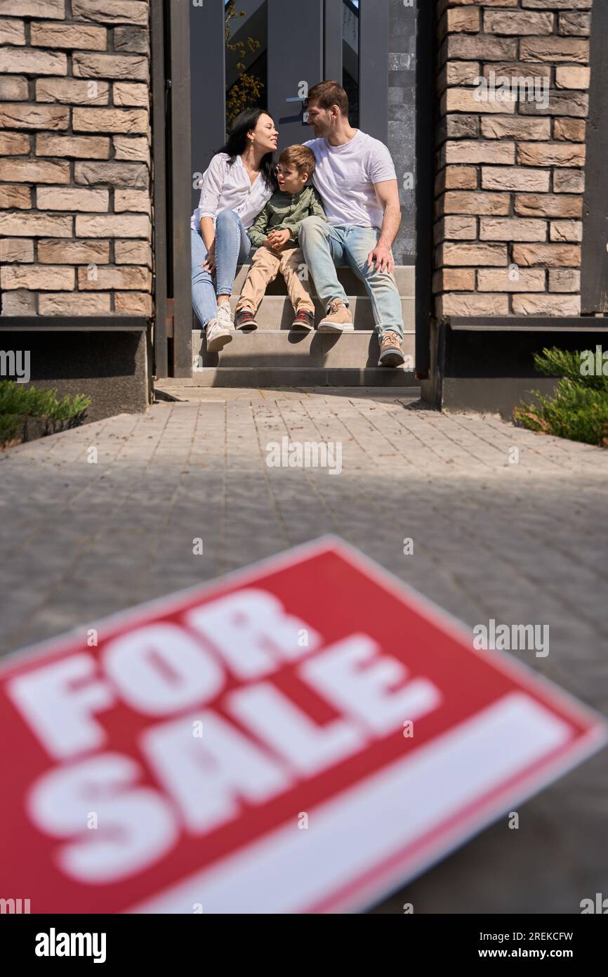 Sign for sale close-up in front of the family Stock Photo - Alamy